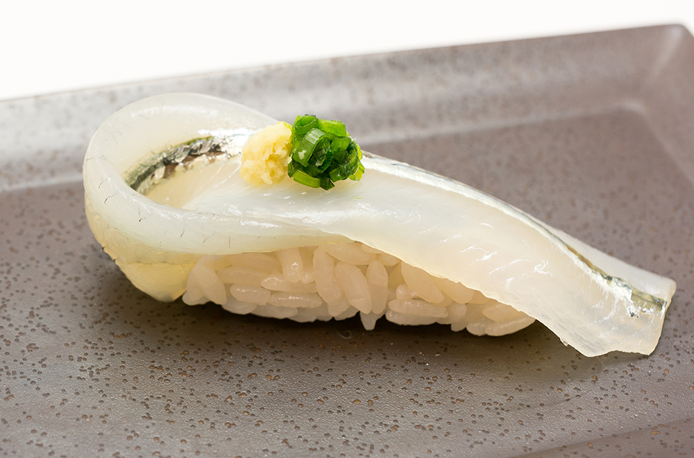魚界の美人 サヨリ 赤酢と炙りが自慢の築地の寿司屋