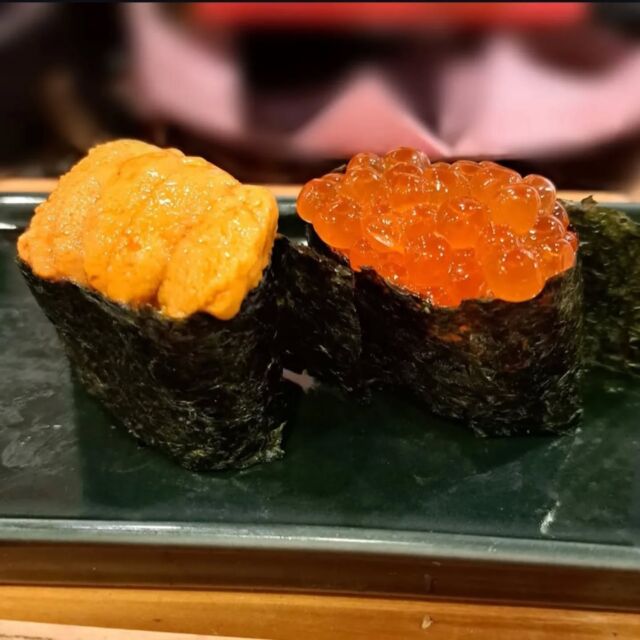 ウニとイクラ軍艦
人気の軍艦です✨ウニとイクラそれぞれの甘みが広がります♪

Sea urchin and salmon roe rolled in seaweed.

🍣つきぢ神楽寿司🍣
赤酢を使った赤シャリと厳選されたネタが自慢の寿司屋です。
店舗によって仕入れ状況や調理法が異なります。

🍣TsukiziKaguraSushi🍣
This sushi restaurant is located in Tsukiji, Tokyo.

#ウニ#イクラ
#つきぢ神楽寿司#赤シャリ
#赤酢#お寿司
#sushi#寿司#江戸前寿司
#海鮮丼
#豊洲ランチ#築地ランチ
#築地#豊洲#豊洲市場
#千客万来#豊洲千客万来
#tukiji#toyosu
#tukijimarket#toyosumarket