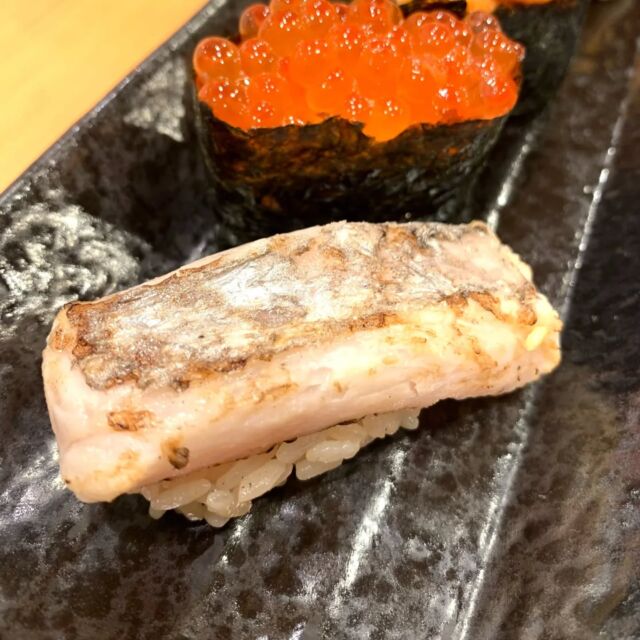 絶妙な塩加減で、旨味を最大限に引き出した太刀魚炙り寿司。

This is scabbard fish sushi. It is exquisitely salted and smells good seared.

🍣つきぢ神楽寿司🍣
赤酢を使った赤シャリと厳選されたネタが自慢の寿司屋です。
店舗によって仕入れ状況や調理法が異なります。

🍣TsukiziKaguraSushi🍣
This sushi restaurant is located in Tsukiji, Tokyo.

#太刀魚#タチウオ
#つきぢ神楽寿司#赤シャリ
#赤酢#お寿司
#sushi#寿司#江戸前寿司
#海鮮丼
#豊洲ランチ#築地ランチ
#築地#豊洲#豊洲市場
#千客万来#豊洲千客万来
#tukiji#toyosu
#tukijimarket#toyosumarket