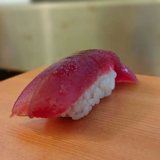 赤身マグロ
さっぱりとしたマグロの旨味が味わえます。神楽寿司特製の赤シャリと相性抜群です。

You can enjoy the refreshing taste of tuna. It goes perfectly with Kagura Sushi's special red rice.

🍣つきぢ神楽寿司🍣
赤酢を使った赤シャリと厳選されたネタが自慢の寿司屋です。
店舗によって仕入れ状況や調理法が異なります。

🍣TsukiziKaguraSushi🍣
This sushi restaurant is located in Tsukiji, Tokyo.

#赤身マグロ#マグロ
#つきぢ神楽寿司#赤シャリ
#赤酢#お寿司
#sushi#寿司#江戸前寿司
#海鮮丼
#豊洲ランチ#築地ランチ
#築地#豊洲#豊洲市場
#千客万来#豊洲千客万来
#tukiji#toyosu
#tukijimarket#toyosumarket