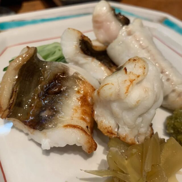 ふっくら食感の特製穴子白焼き
穴子本来の味わいや甘味が楽しめます。

This is grilled conger eel. It is soft and you can feel the sweetness of the conger eel.

🍣つきぢ神楽寿司🍣
赤酢を使った赤シャリと厳選されたネタが自慢の寿司屋です。
店舗によって仕入れ状況や調理法が異なります。

🍣TsukiziKaguraSushi🍣
This sushi restaurant is located in Tsukiji, Tokyo.

#穴子#アナゴ#穴子白焼き
#つきぢ神楽寿司#赤シャリ
#赤酢#お寿司
#sushi#寿司#江戸前寿司
#海鮮丼
#豊洲ランチ#築地ランチ
#築地#豊洲#豊洲市場
#千客万来#豊洲千客万来
#tukiji#toyosu
#tukijimarket#toyosumarket