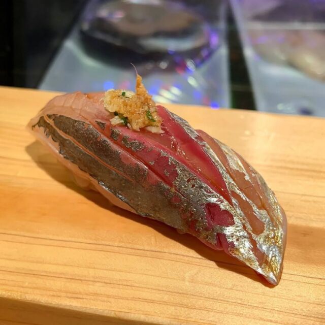 歯ごたえのある、新鮮で身の締まったアジです。

🍣つきぢ神楽寿司🍣
赤酢を使った赤シャリと厳選されたネタが自慢の寿司屋です。
店舗によって仕入れ状況や調理法が異なります。

🍣TsukiziKaguraSushi🍣
This sushi restaurant is located in Tsukiji, Tokyo.

#アジ#鯵
#つきぢ神楽寿司#赤シャリ
#赤酢#お寿司
#sushi#寿司#江戸前寿司
#海鮮丼
#豊洲ランチ#築地ランチ
#築地#豊洲#豊洲市場
#千客万来#豊洲千客万来
#tukiji#toyosu
#tukijimarket#toyosumarket