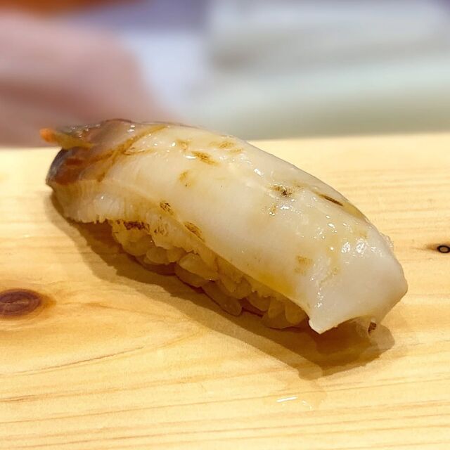 ホッキ貝の炙り
香ばしい磯の香りが口の中に広がります。赤酢のシャリが良く合います♪

This is a Surf clam sear. The smell of the sea spreads in your mouth.

🍣つきぢ神楽寿司🍣
赤酢を使った赤シャリと厳選されたネタが自慢の寿司屋です。
店舗によって仕入れ状況や調理法が異なります。

🍣TsukiziKaguraSushi🍣
This sushi restaurant is located in Tsukiji, Tokyo.

#ホッキ貝#ほっき貝#Surfclam
#つきぢ神楽寿司#赤シャリ
#赤酢#お寿司
#sushi#寿司#江戸前寿司
#海鮮丼
#豊洲ランチ#築地ランチ
#築地#豊洲#豊洲市場
#千客万来#豊洲千客万来
#tukiji#toyosu
#tukijimarket#toyosumarket