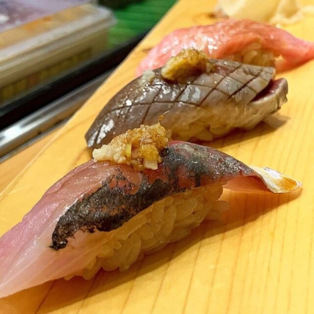 新鮮なイワシ、爽やかな酸味のアジ、濃厚な旨みの本マグロのカマトロです。

This is fresh sardines, horse mackerel, and richly delicious tuna kamatoro.

🍣つきぢ神楽寿司🍣
赤酢を使った赤シャリと厳選されたネタが自慢の寿司屋です。
店舗によって仕入れ状況や調理法が異なります。

🍣TsukiziKaguraSushi🍣
This sushi restaurant is located in Tsukiji, Tokyo.

#イワシ#アジ#カマトロ
#つきぢ神楽寿司#赤シャリ
#赤酢#お寿司
#sushi#寿司#江戸前寿司
#海鮮丼
#豊洲ランチ#築地ランチ
#築地#豊洲#豊洲市場
#千客万来#豊洲千客万来
#tukiji#toyosu
#tukijimarket#toyosumarket
