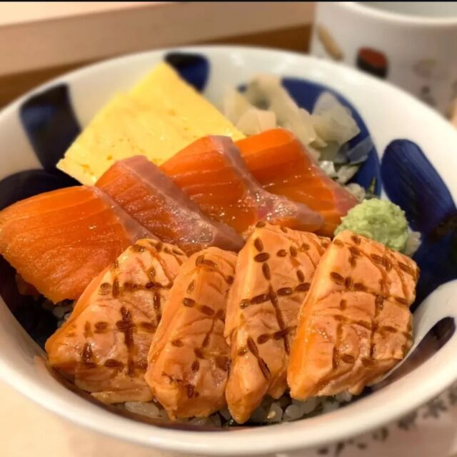 人気のサーモン丼🧡
豊洲市場の魚河岸店のサーモン丼です。厚みのある炙りサーモンと生サーモンでお腹いっぱいになります😋

The popular salmon bowl. Seared salmon and raw salmon are served on top.

🍣つきぢ神楽寿司🍣
赤酢を使った赤シャリと厳選されたネタが自慢の寿司屋です。
店舗によって仕入れ状況や調理法が異なります。

🍣TsukiziKaguraSushi🍣
This sushi restaurant is located in Tsukiji, Tokyo.

#サーモン#炙りサーモン
#つきぢ神楽寿司#赤シャリ
#赤酢#お寿司
#sushi#寿司#江戸前寿司
#海鮮丼
#豊洲ランチ#築地ランチ
#築地#豊洲#豊洲市場
#千客万来#豊洲千客万来
#tukiji#toyosu
#tukijimarket#toyosumarket