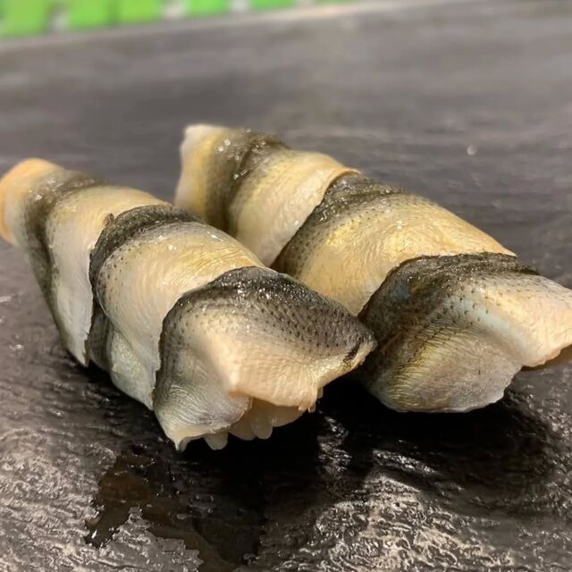 今の季節限定の新子です。
身が柔らかくて、さっぱりとした酢が効いています。
（仕入れ状況によりますので、在庫は店舗にご確認下さい🙇）

This sushi is a seasonal gizzard shad. The meat is tender and vinegared.

🍣つきぢ神楽寿司🍣
赤酢を使った赤シャリと厳選されたネタが自慢の寿司屋です。
店舗によって仕入れ状況や調理法が異なります。

🍣TsukiziKaguraSushi🍣
This sushi restaurant is located in Tsukiji, Tokyo.

#シンコ#新子#小肌
#つきぢ神楽寿司#赤シャリ
#赤酢#お寿司
#sushi#寿司#江戸前寿司
#海鮮丼
#豊洲ランチ#築地ランチ
#築地#豊洲#豊洲市場
#千客万来#豊洲千客万来
#tukiji#toyosu
#tukijimarket#toyosumarket