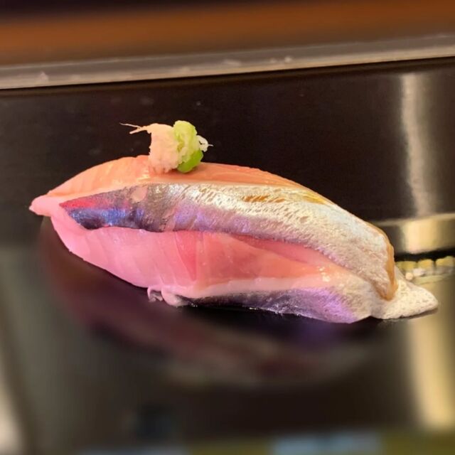 身がしっかりと締まっていて深い旨みのニシン
（店舗によって仕入状況が異なります。）

This is herring sushi. The meat is firm and delicious.

🍣つきぢ神楽寿司🍣
赤酢を使った赤シャリと厳選されたネタが自慢の寿司屋です。
店舗によって仕入れ状況や調理法が異なります。

🍣TsukiziKaguraSushi🍣
This sushi restaurant is located in Tsukiji, Tokyo.

#ニシン#鰊
#つきぢ神楽寿司#赤シャリ
#赤酢#お寿司
#sushi#寿司#江戸前寿司
#海鮮丼
#豊洲ランチ#築地ランチ
#築地#豊洲#豊洲市場
#千客万来#豊洲千客万来
#tukiji#toyosu
#tukijimarket#toyosumarket