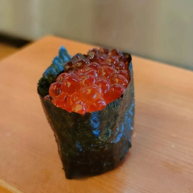 人気のイクラ軍艦です。
イクラの自然な甘みが味わえます。

🍣つきぢ神楽寿司🍣
赤酢を使った赤シャリと厳選されたネタが自慢の寿司屋です。
店舗によって仕入れ状況や調理法が異なります。

🍣TsukiziKaguraSushi🍣
This sushi restaurant is located in Tsukiji, Tokyo.

#イクラ#いくら
#つきぢ神楽寿司#赤シャリ
#赤酢#お寿司
#sushi#寿司#江戸前寿司
#海鮮丼
#豊洲ランチ#築地ランチ
#築地#豊洲#豊洲市場
#千客万来#豊洲千客万来
#tukiji#toyosu
#tukijimarket#toyosumarket