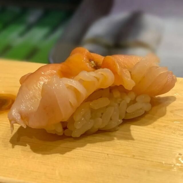 赤貝の握り
しっかりとした歯ごたえがクセになります♪
赤酢のシャリの酸味がさらにおいしさを引き立てます。

Sushi with red clams. Firm and crunchy.

🍣つきぢ神楽寿司🍣
赤酢を使った赤シャリと厳選されたネタが自慢の寿司屋です。
店舗によって仕入れ状況や調理法が異なります。

🍣TsukiziKaguraSushi🍣
This sushi restaurant is located in Tsukiji, Tokyo.

#赤貝#アカガイ
#つきぢ神楽寿司#赤シャリ
#赤酢#お寿司
#sushi#寿司#江戸前寿司
#海鮮丼
#豊洲ランチ#築地ランチ
#築地#豊洲#豊洲市場
#tukiji#toyosu
#tukijimarket#toyosumarket
#江戸前城下町#江戸前場下町
