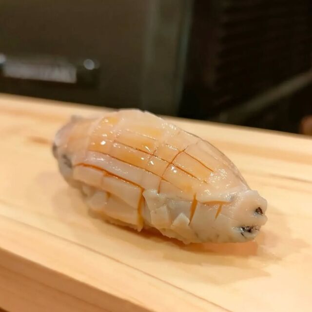 ふわコリ食感のアワビ
中央はもちもちと柔らかい食感ですが、フチはコリコリとした食感を楽しめます♪
噛むほどに贅沢なアワビの風味を感じられます。

This is fresh abalone.
It is delicious with soft and crunchy places.

🍣つきぢ神楽寿司🍣
赤酢を使った赤シャリと厳選されたネタが自慢の寿司屋です。
店舗によって仕入れ状況や調理法が異なります。

🍣TsukiziKaguraSushi🍣
This sushi restaurant is located in Tsukiji, Tokyo.

#アワビ#鮑
#つきぢ神楽寿司#赤シャリ
#赤酢#お寿司
#sushi#寿司#江戸前寿司
#海鮮丼
#豊洲ランチ#築地ランチ
#築地#豊洲#豊洲市場
#千客万来#豊洲千客万来
#tukiji#toyosu
#tukijimarket#toyosumarket