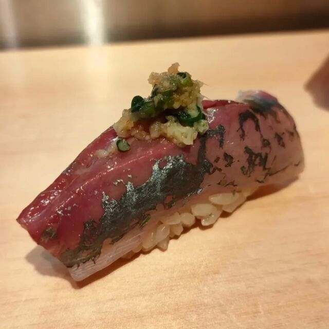 旨みが詰まったアジ
上に乗せられた生姜には2種類のネギを使っていて良いアクセントになっています☺️

This sushi is filled with the flavor of horse mackerel.

🍣つきぢ神楽寿司🍣
赤酢を使った赤シャリと厳選されたネタが自慢の寿司屋です。
店舗によって仕入れ状況や調理法が異なります。

🍣TsukiziKaguraSushi🍣
This sushi restaurant is located in Tsukiji, Tokyo.

#アジ#鯵
#つきぢ神楽寿司#赤シャリ
#赤酢#お寿司
#sushi#寿司#江戸前寿司
#海鮮丼
#豊洲ランチ#築地ランチ
#築地#豊洲#豊洲市場
#千客万来#豊洲千客万来
#tukiji#toyosu
#tukijimarket#toyosumarket